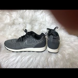 Women's size 8 Nike MD Runner 2 sneaker